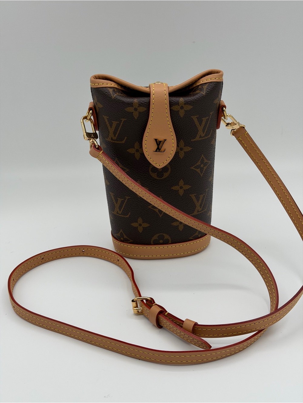 Louis Vuitton Fold me pouch Unused 😍🔥Michrochip